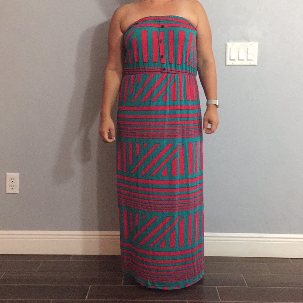 Women plus size strapless dresses.